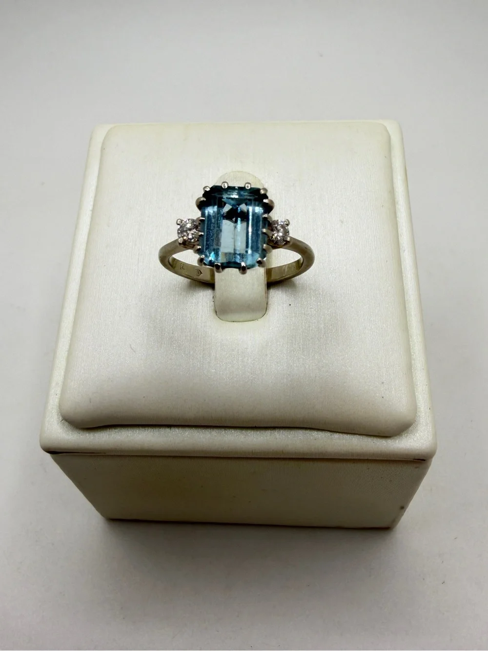 Vintage 8x6mm Natural AQUAMARINE w/ two 3mm natural diamonds ring in 14kt WG!